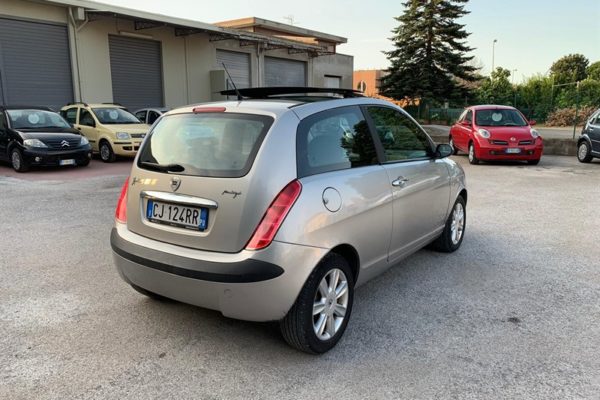 lancia usata neopatentati